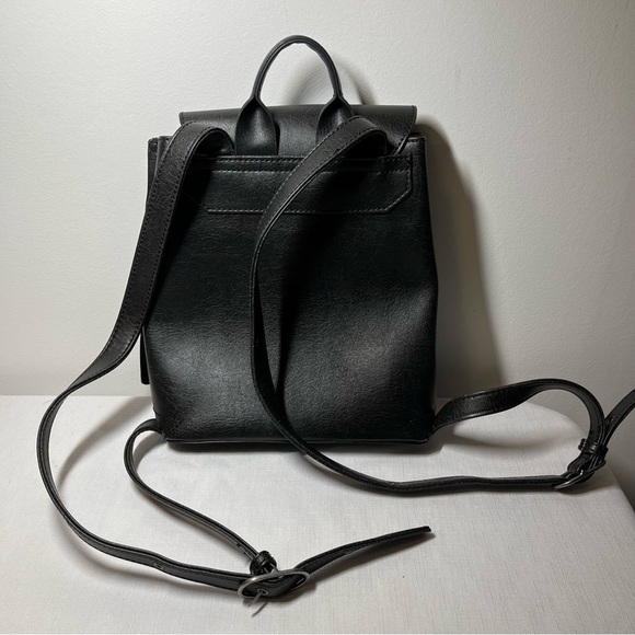 Matt & Nat Backpack Purse Bag. Magnet closure. VEGAN. Black. Excellent condition - Picture 4 of 10